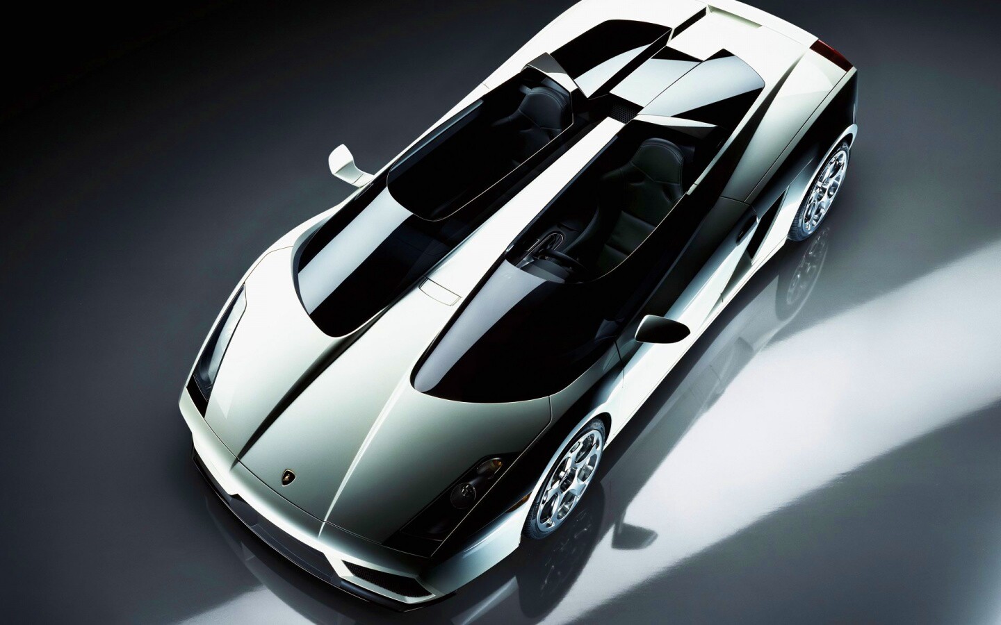 Светло-серый Lamborghini обои