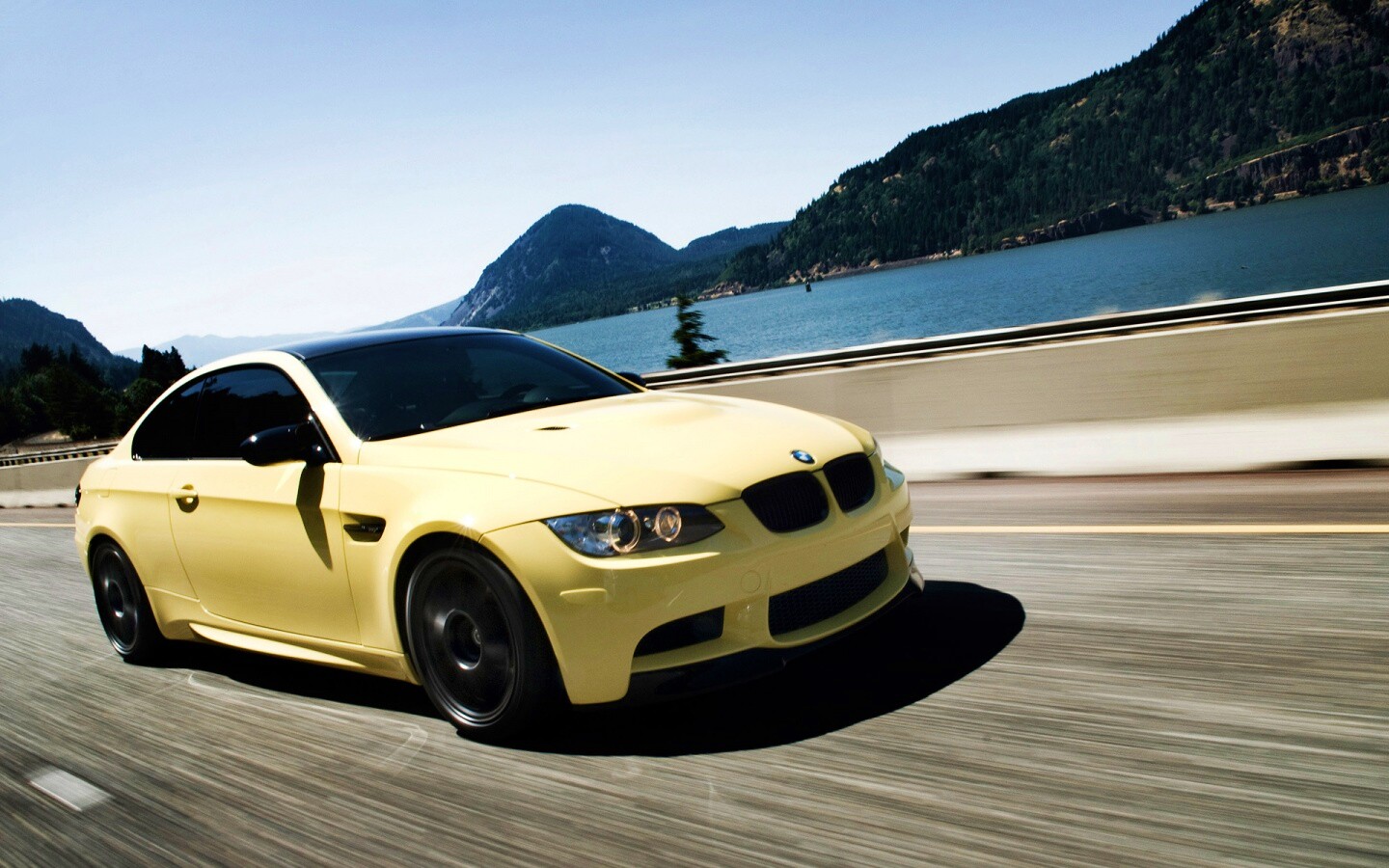 Желтый BMW обои
