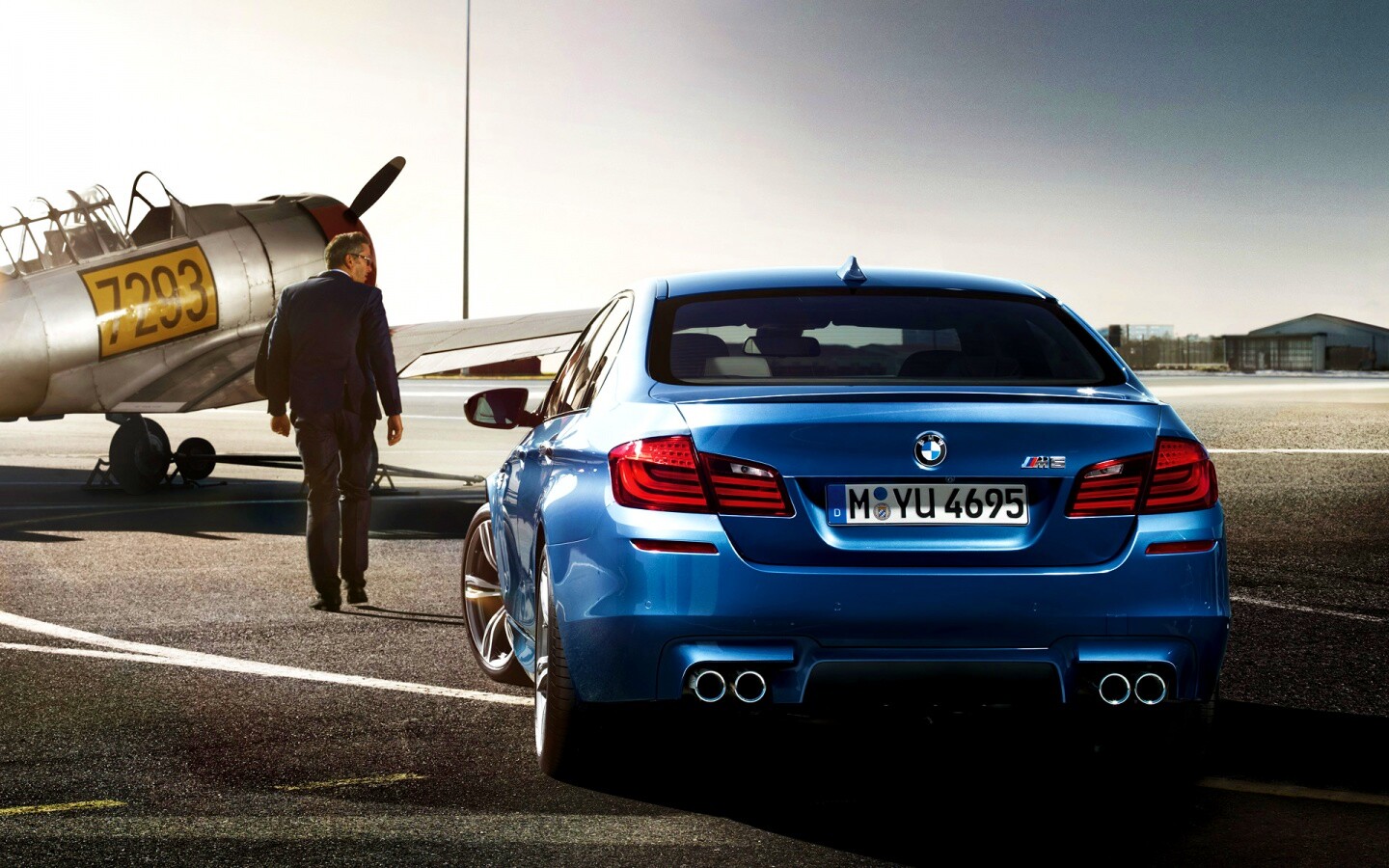 BMW F10 M5 на аэродроме обои