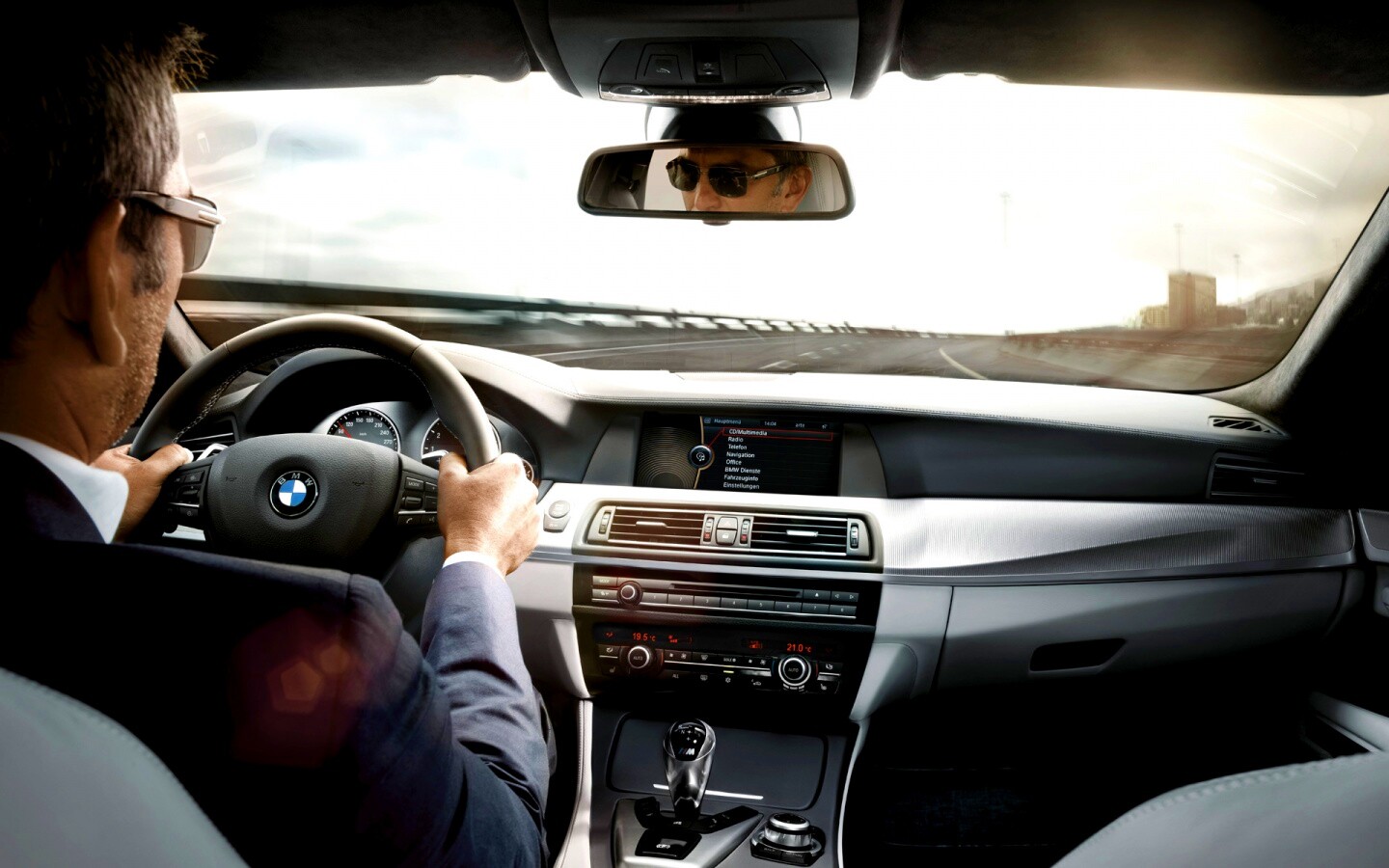 За рулём BMW F10 обои