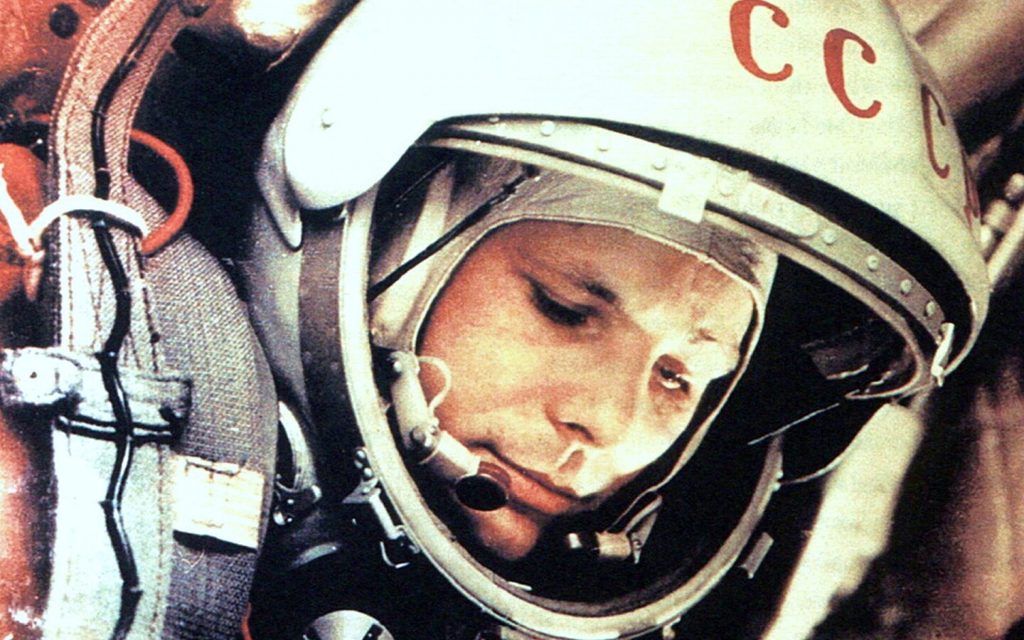 Юрий Гагарин в скафандре обои