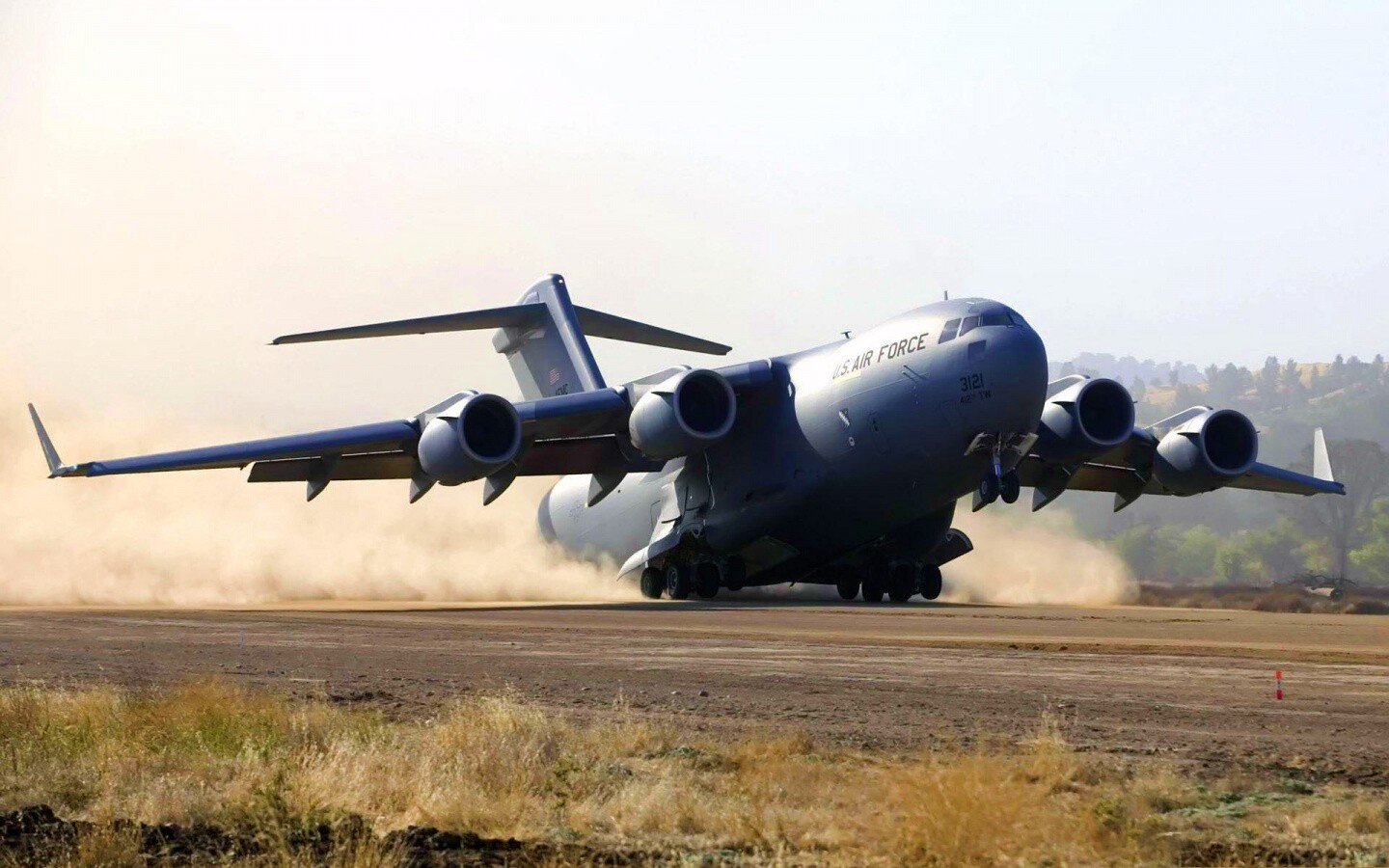 Грузовой самолёт на посадке обои