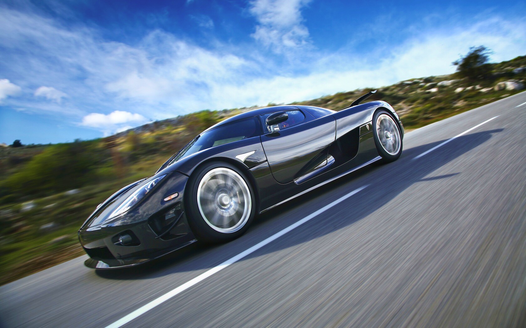 Автомобиль Koenigsegg мчится по трассе обои