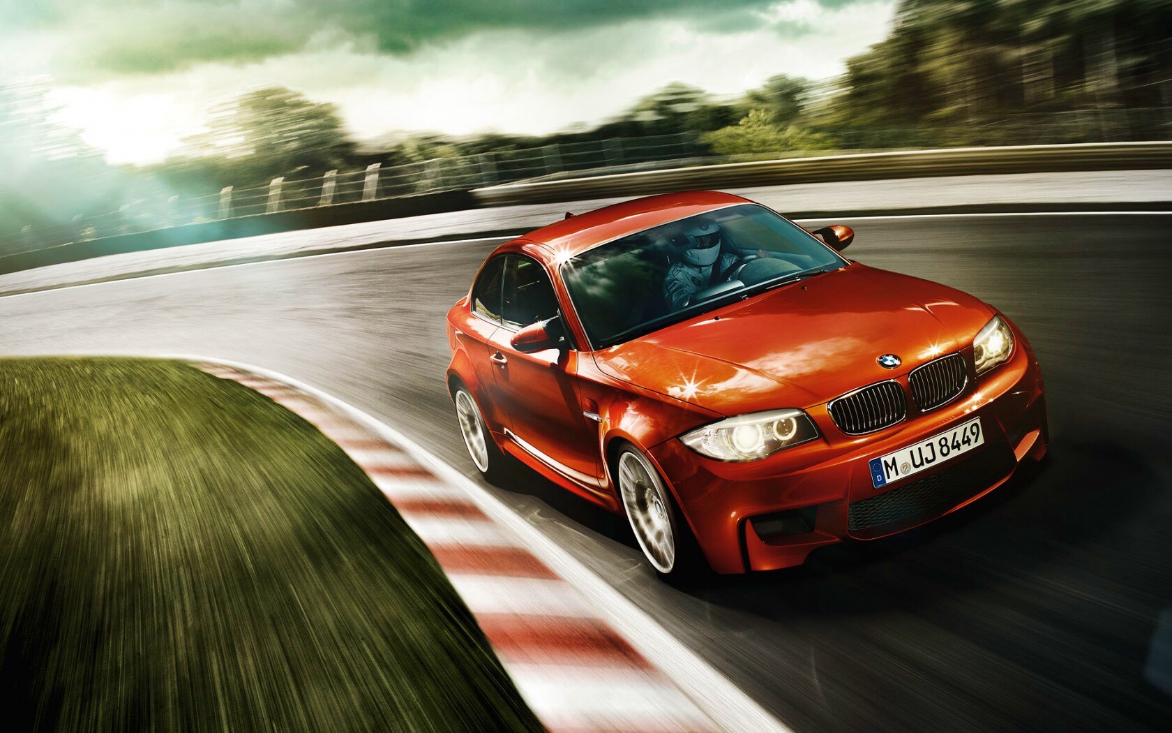 Гонщик за рулем BMW M1 обои