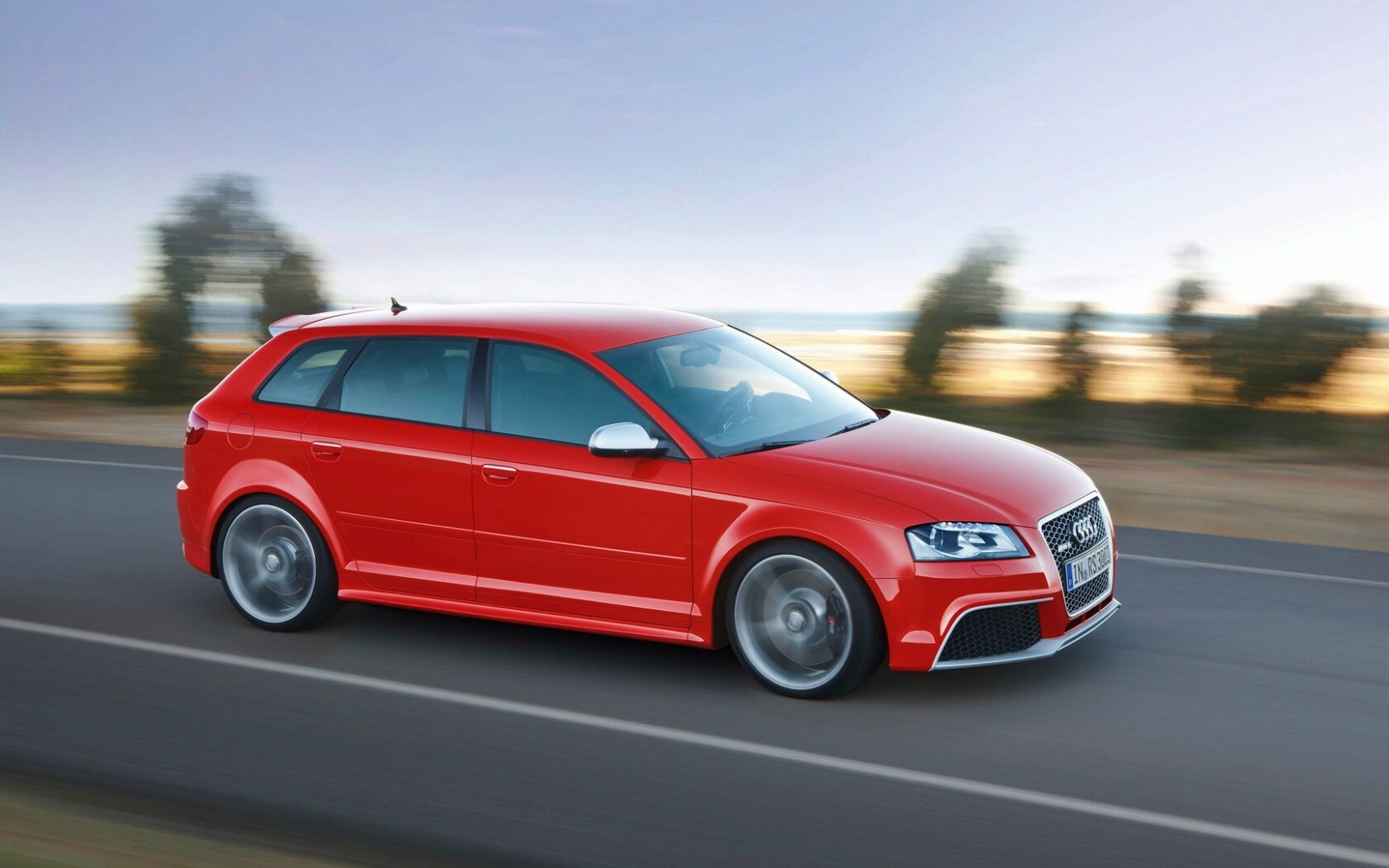 Красная Audi модели RS3 на дороге обои
