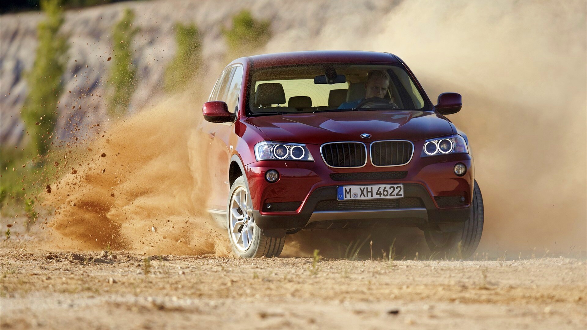 Кроссовер BMW в заносе обои
