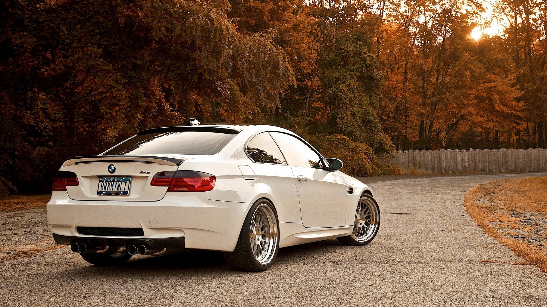 Белый BMW M3 обои