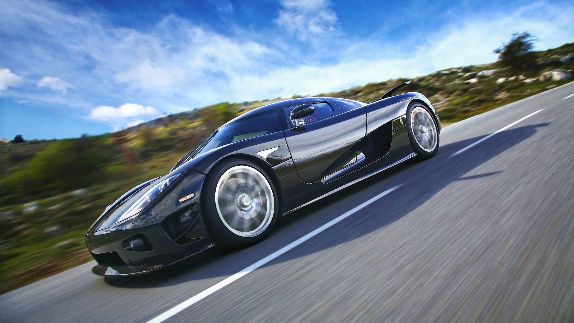 Автомобиль Koenigsegg мчится по трассе обои