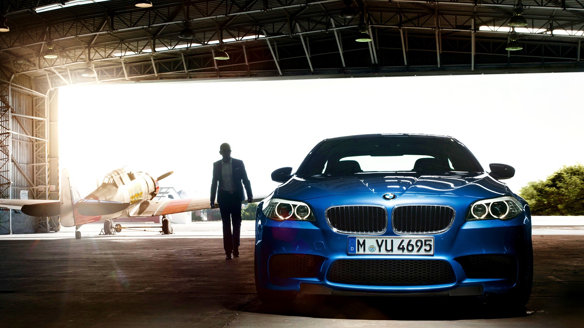 BMW F10 в ангаре обои