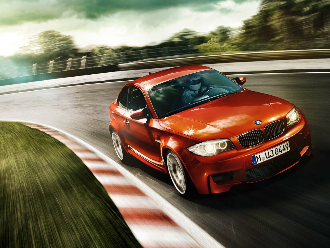 Гонщик за рулем BMW M1 обои