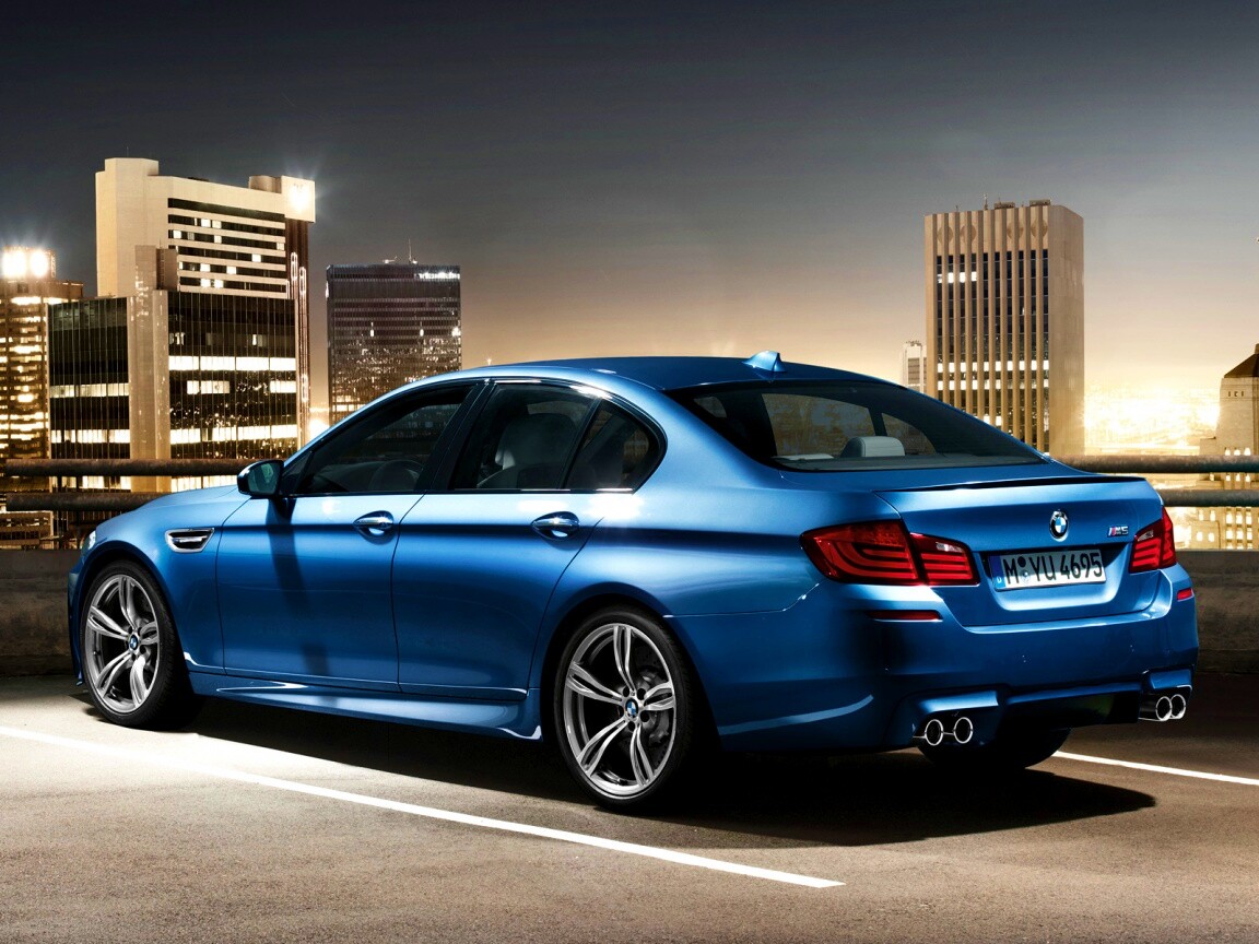 BMW F10 на городской парковке обои