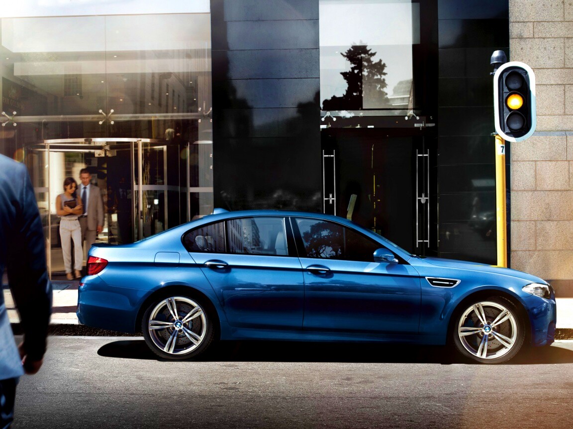BMW F10 на светофоре обои