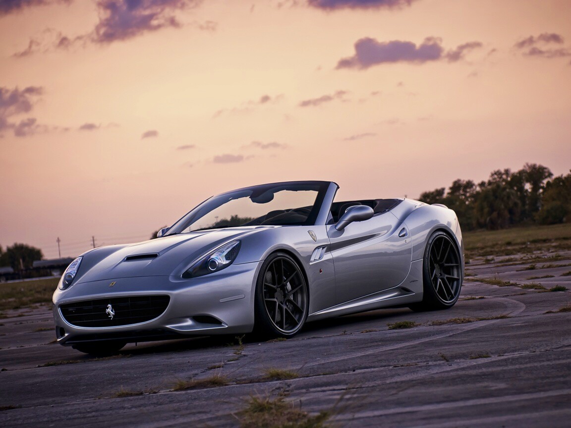 Ferrari на взлетном поле обои