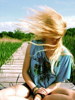 Девушка и ветер обои