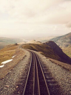 Рельсы уходящие вдаль обои