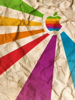 Радужный логотип Apple на мятой бумаге обои