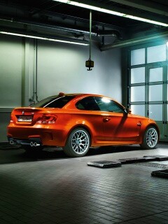 Гонщик и BMW M1 в гараже обои