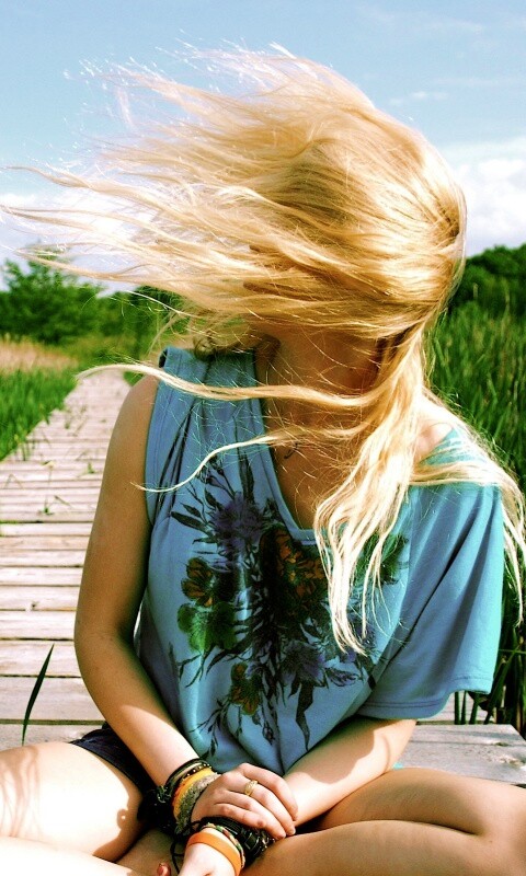 Девушка и ветер обои