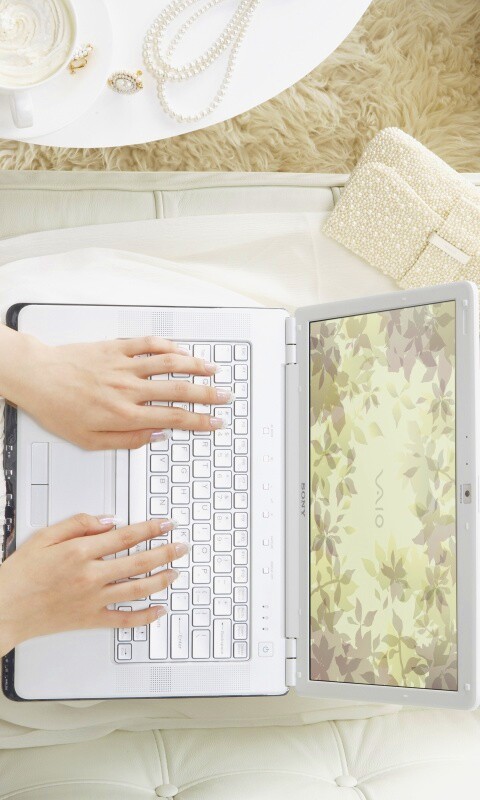 Девушка с ноутбуком vaio обои