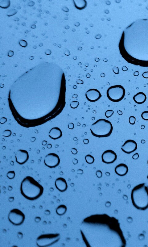 Капли воды на синем стекле обои