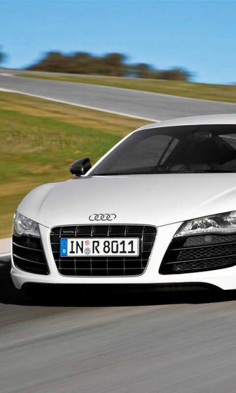 Белый Audi на повороте обои
