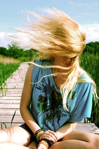 Девушка и ветер обои