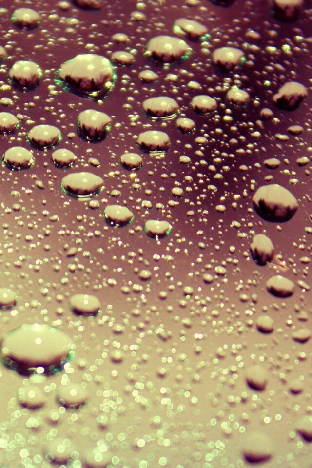 Капли воды на поверхности стекла обои