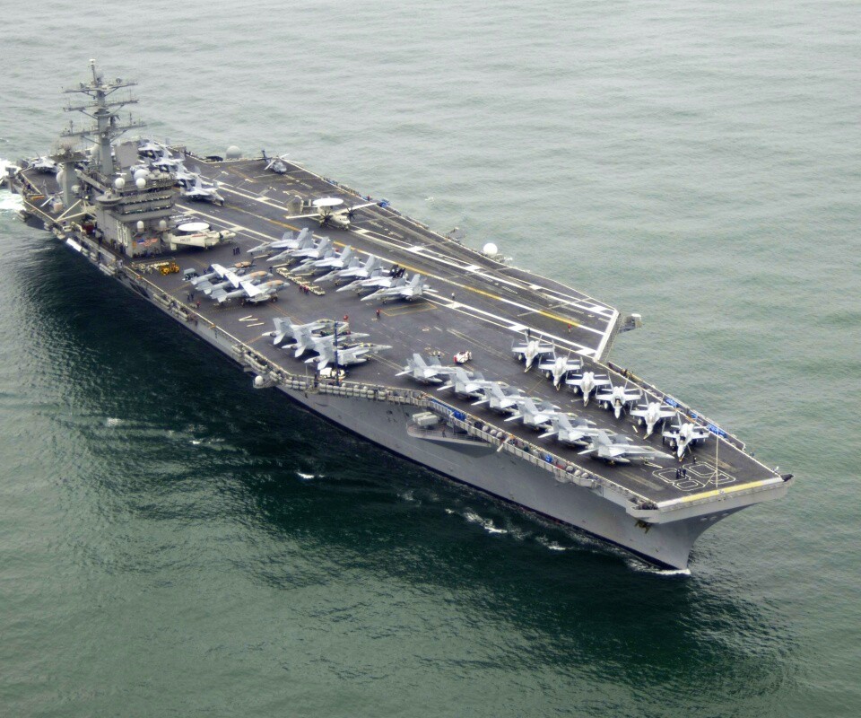 Авианосец в море обои