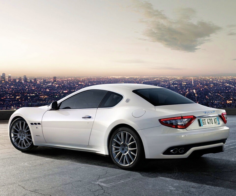 Maserati Granturismo на фоне города обои
