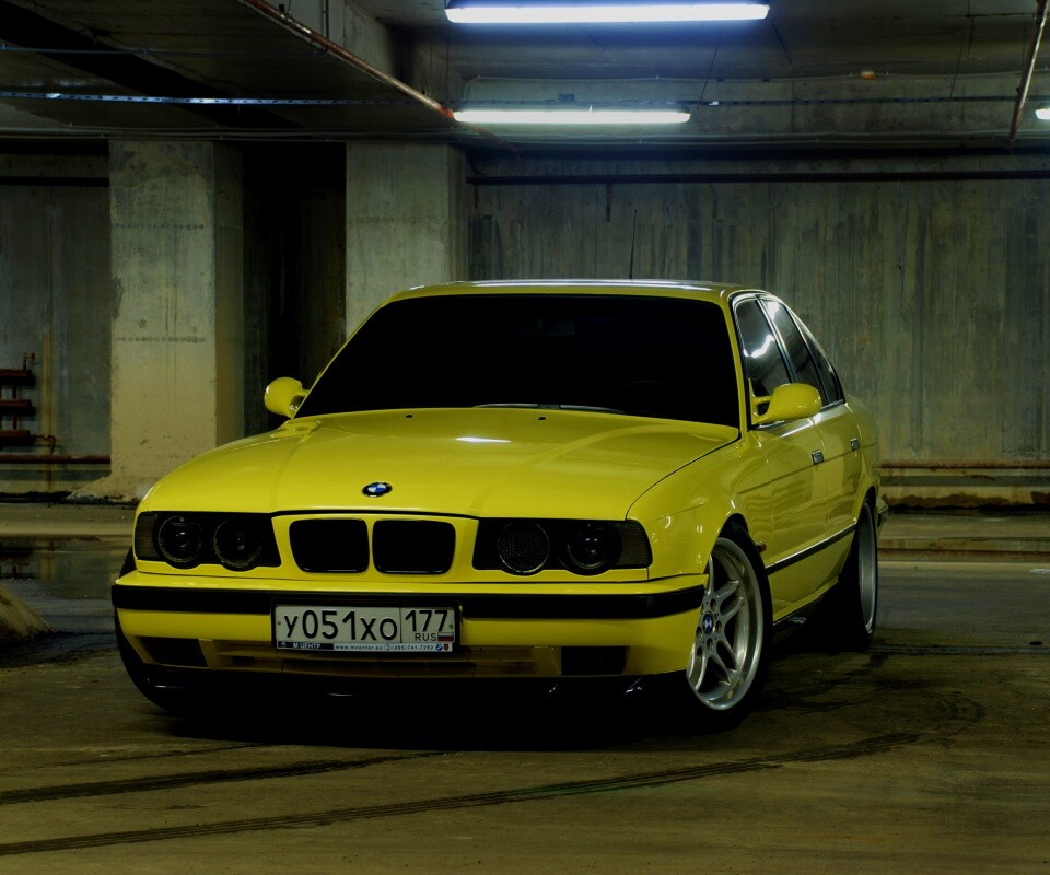 BMW M5 на стоянке обои