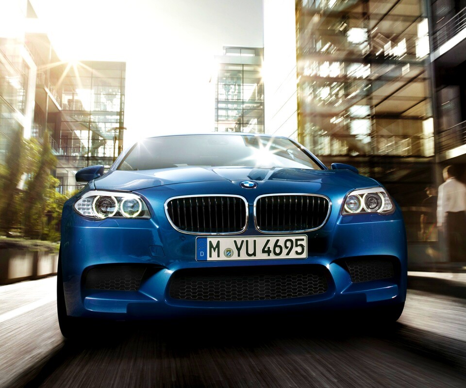 BMW покоряет городскую улицу обои