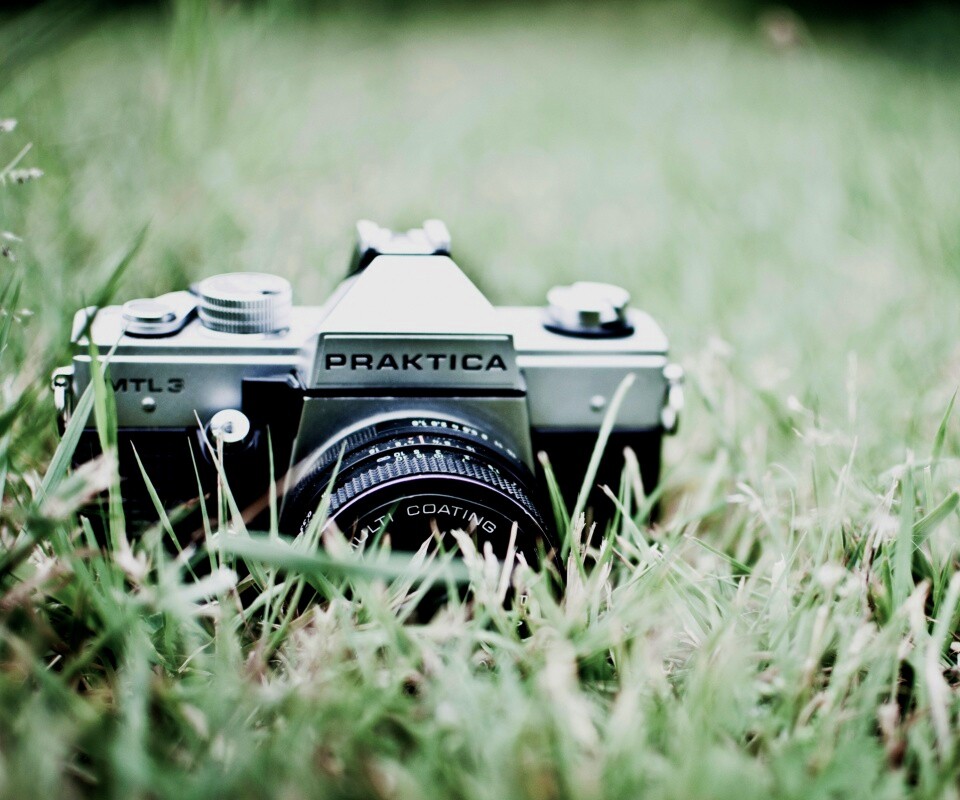 Фотоаппарат Praktica в траве обои