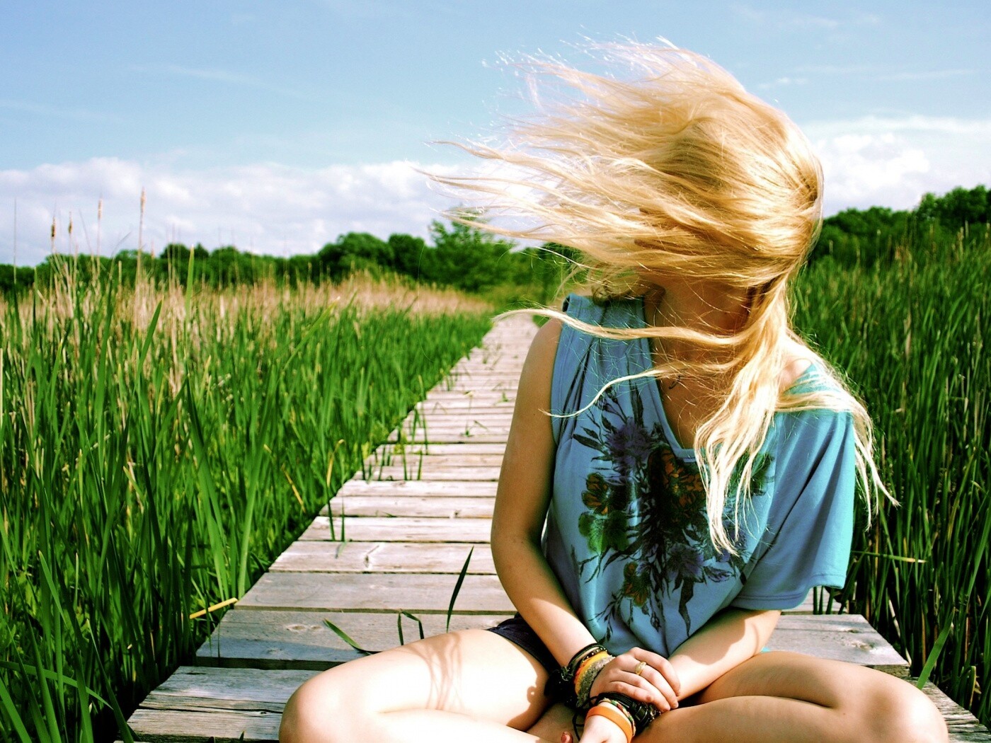 Девушка и ветер обои