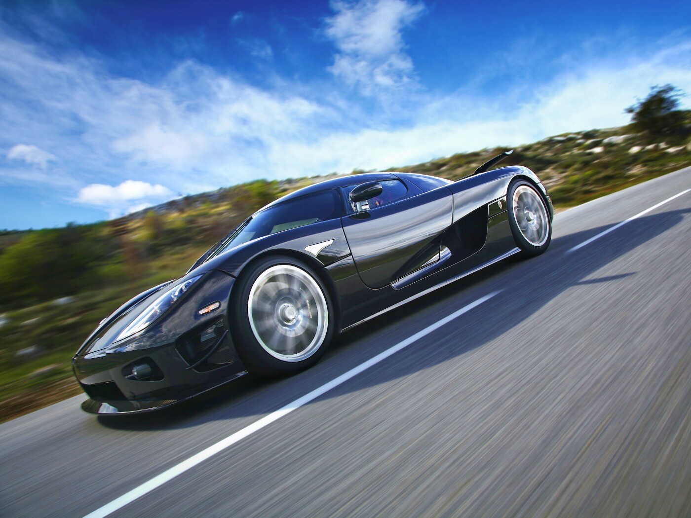Автомобиль Koenigsegg мчится по трассе обои