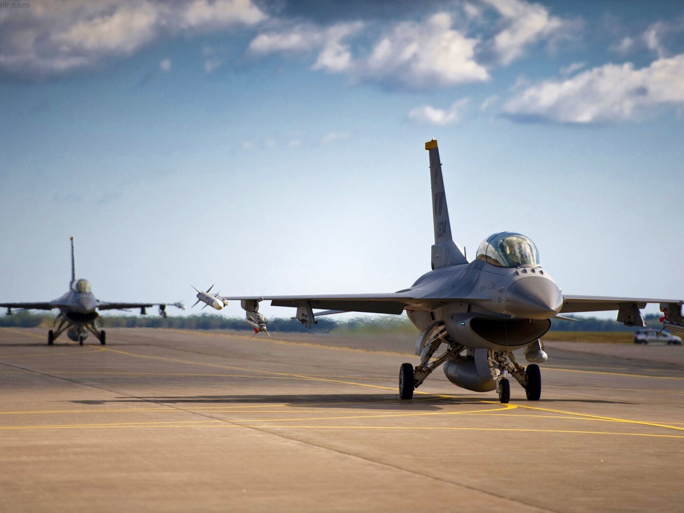 Истребители f16 Falcon на взлетной полосе обои