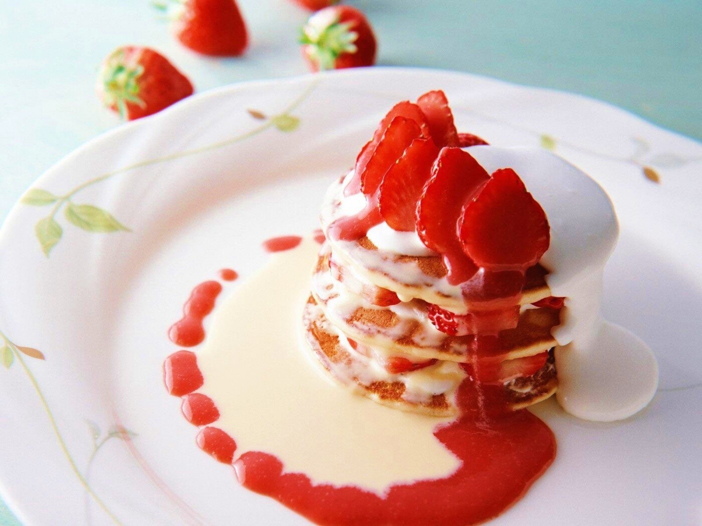 Блинчики с клубникой обои