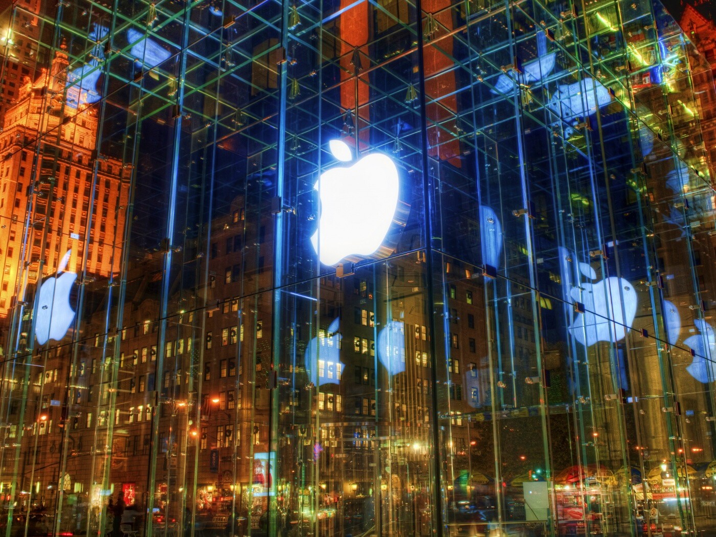 Отражение логотипа Apple в стеклянном здании обои