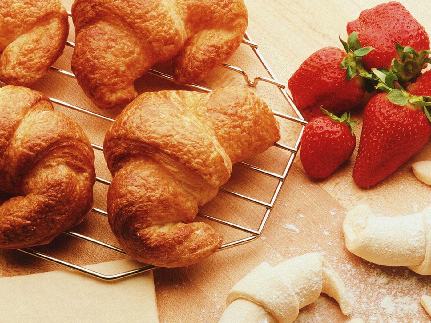 Круассаны с клубникой обои