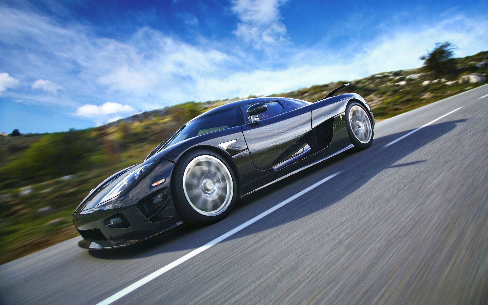 Автомобиль Koenigsegg мчится по трассе обои
