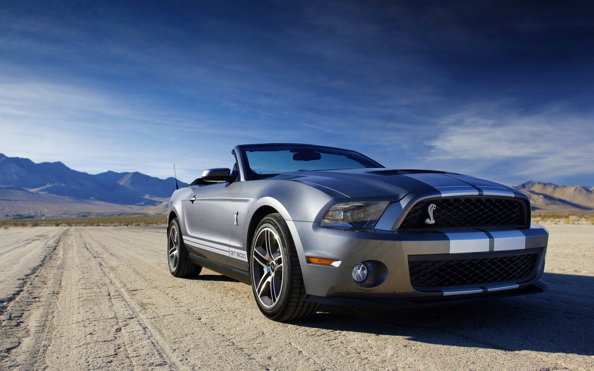 Ford Mustang на фоне гор обои