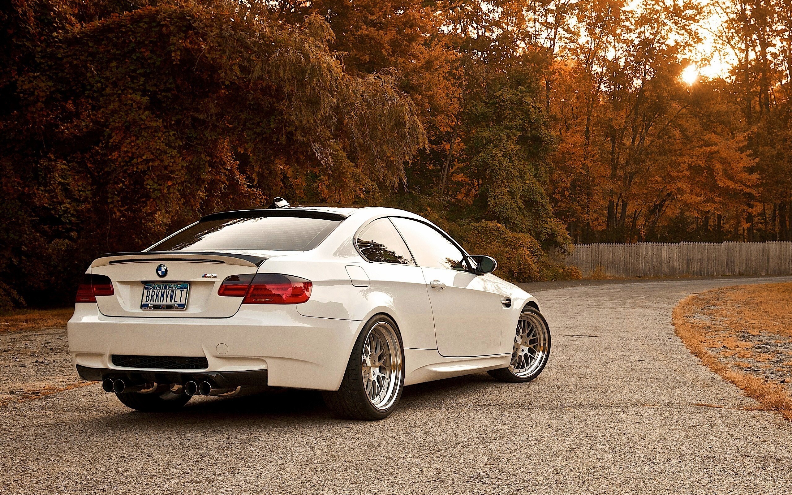 Белый BMW M3 обои