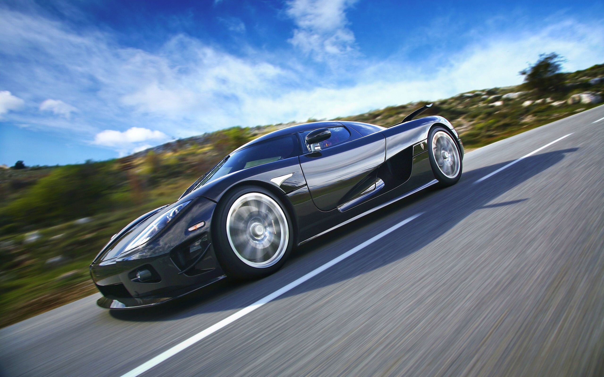 Автомобиль Koenigsegg мчится по трассе обои