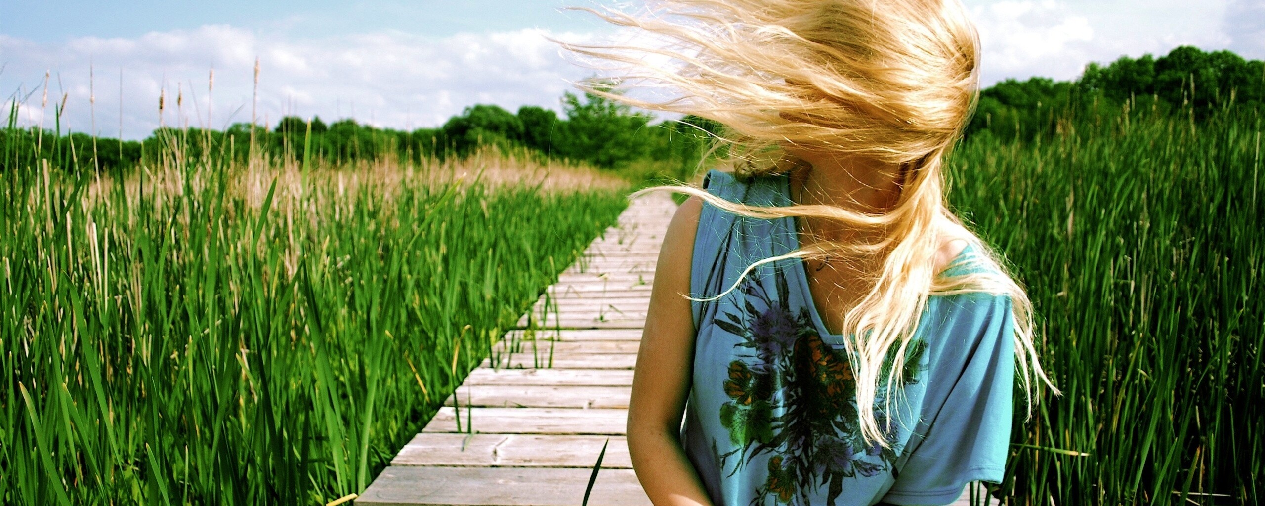 Девушка и ветер обои