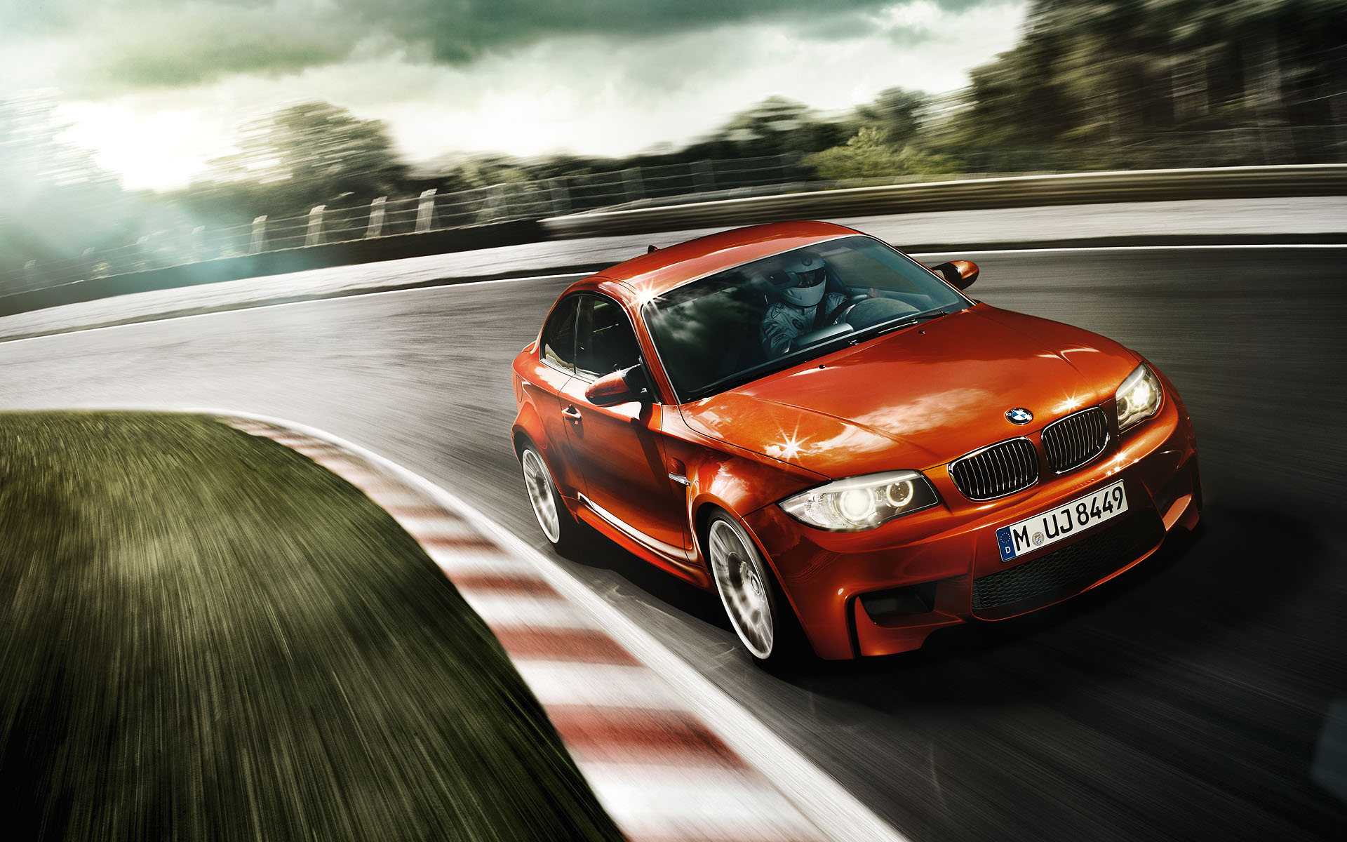 Гонщик за рулем BMW M1 обои