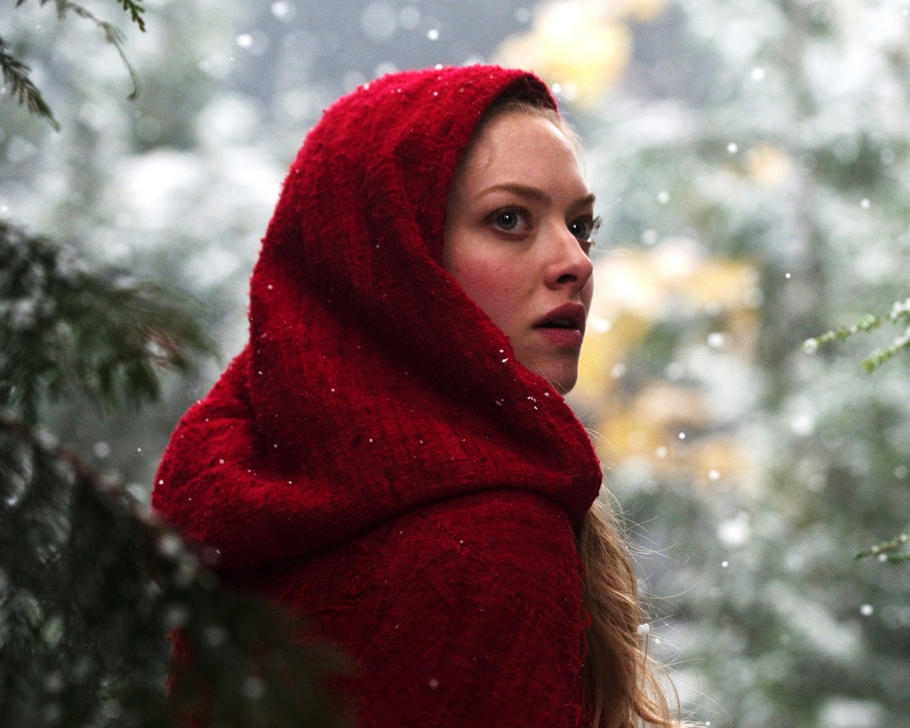 Amanda Seyfried in Red Riding Hood обои