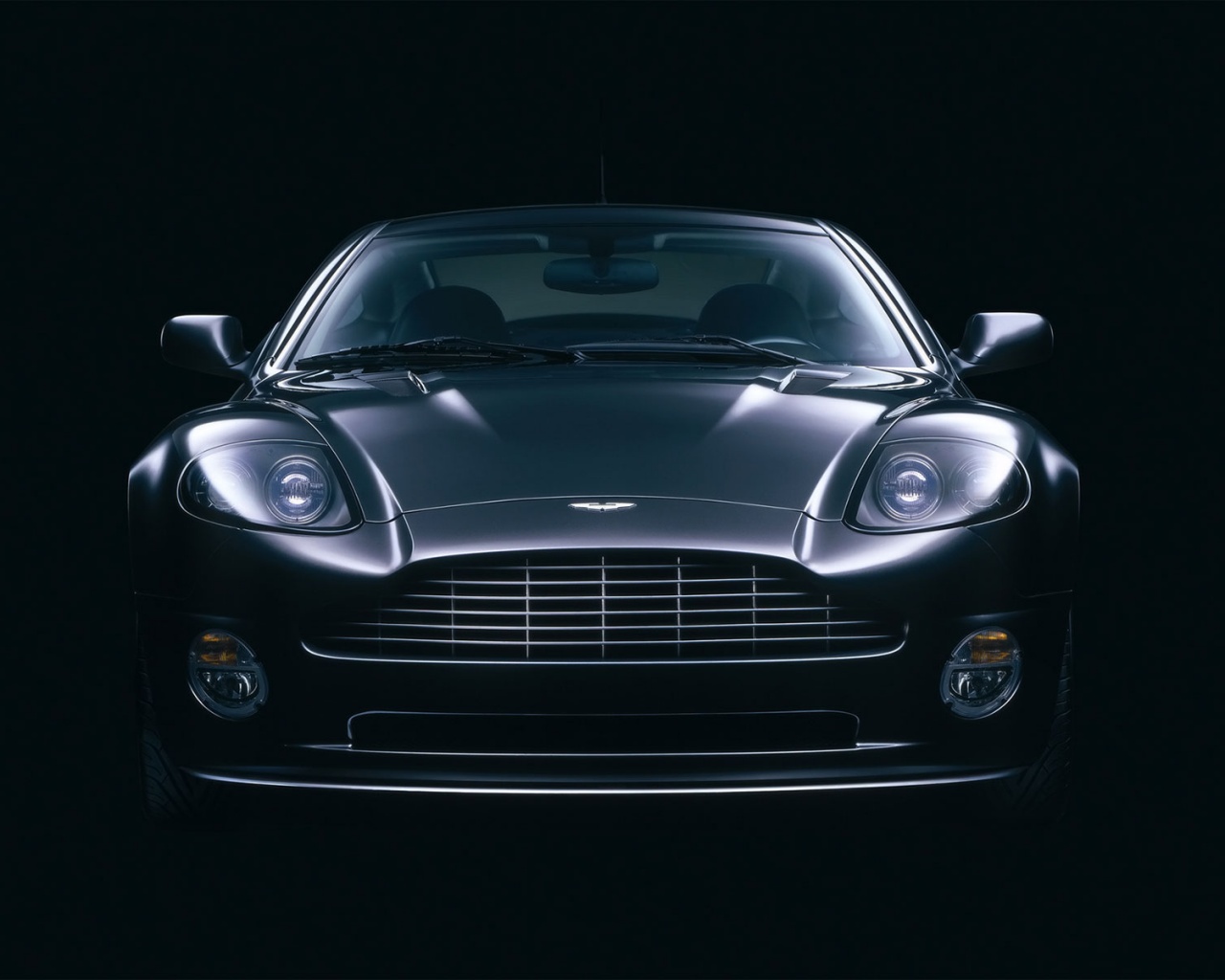 Aston Martin Vanqish обои