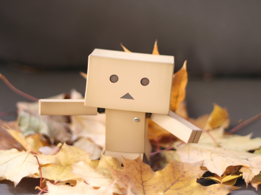  Yotsubato Danbo резвится листьях обои