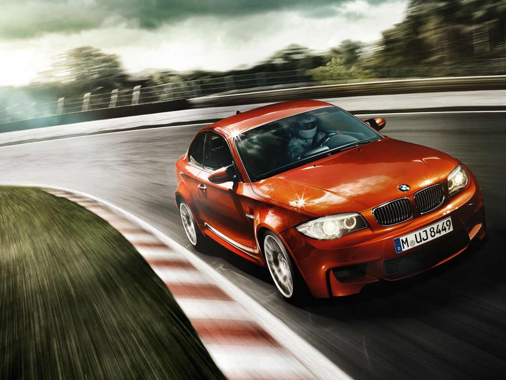 Гонщик за рулем BMW M1 обои