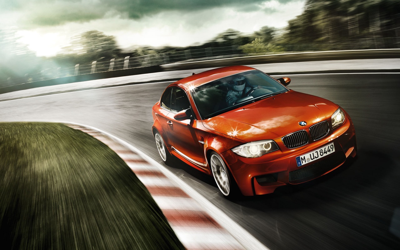 Гонщик за рулем BMW M1 обои