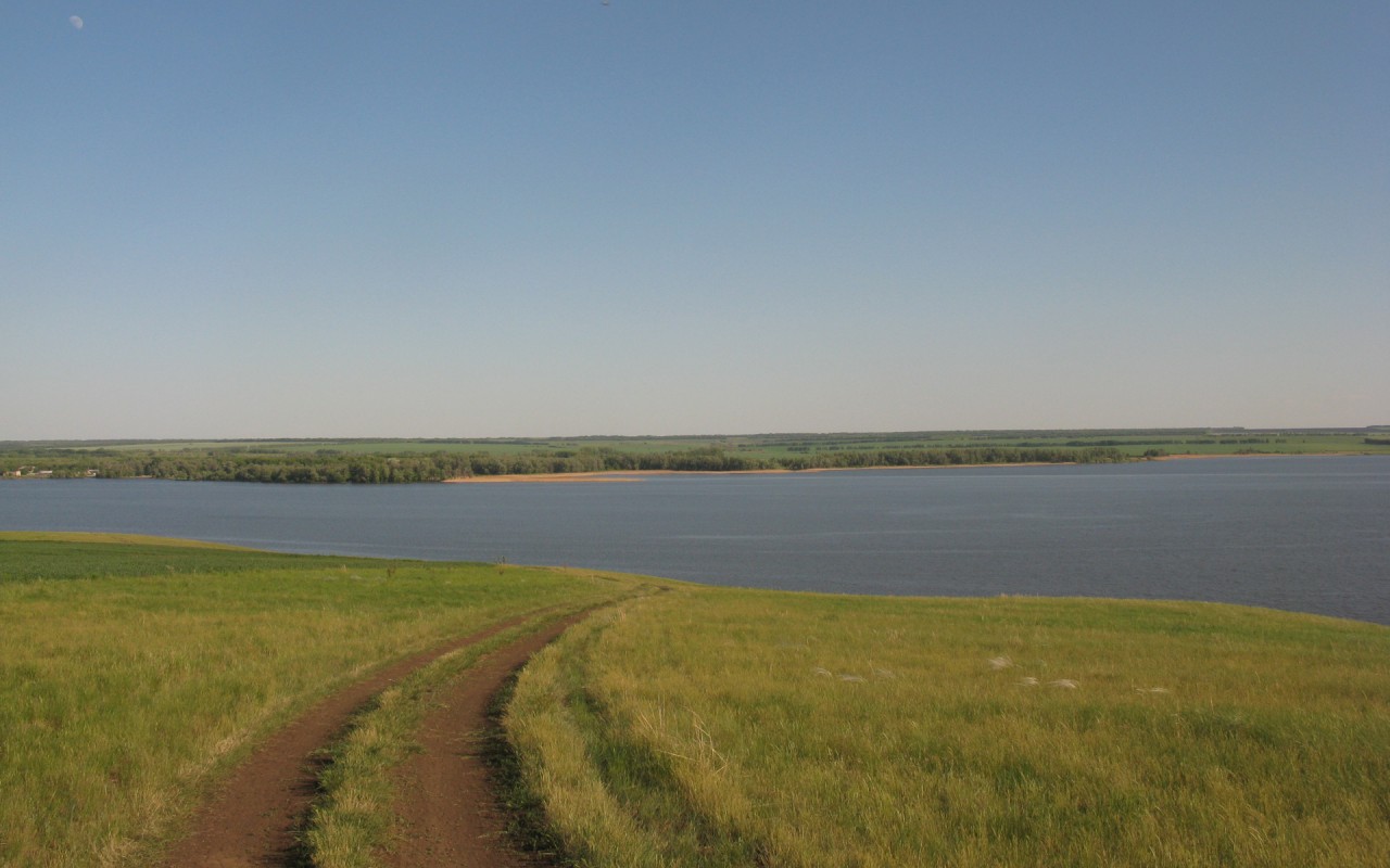 Дорога спускается к воде обои